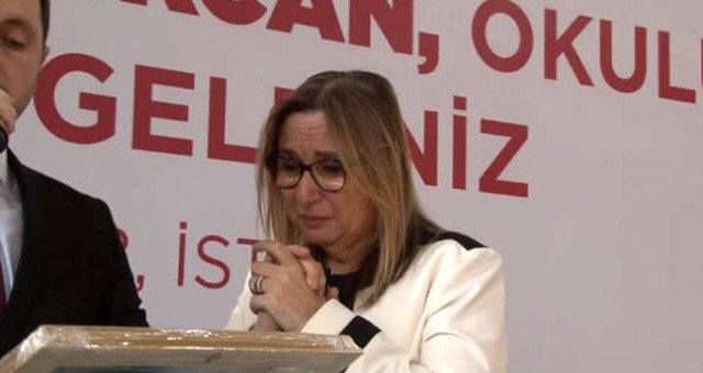 Ticaret Bakanı Pekcan'ın Güç Anları! Hediyesini Görünce Gözyaşlarına Dominant Olamadı