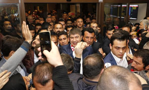 Yeniden Namzet Gösterilen Başkan Türel’e Havalimanında Coşkulu Karşılama