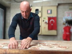 Bursa'nın Ünlü Cantığından Bir Oturuşta 10 Tane Yiyen Para Ödemiyor