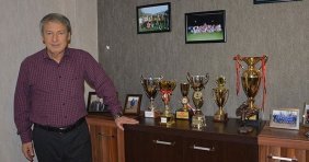 Kırmızı Kart Görebilen Oyunculara Sinirlendi, Takımını Ligden Çekti!