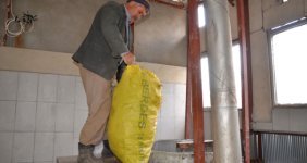 Dağlardan Topladığı Otların Yağını Sıkarak Geçimini Sağlıyor