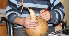 Hobi Olarak Başladı, Hemen Süslediği Su Kabaklarını 500 Liradan Satıyor