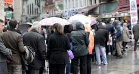 Milli Piyangonun 70 Milyon Liralık Büyük İkramiyesi İçin Nimet Abla Önünde Kuyruklar Oluştu