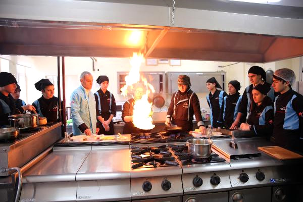 Mezunlarına 2 Bin 500 TL İş Garantili Liseye İlgi Yok