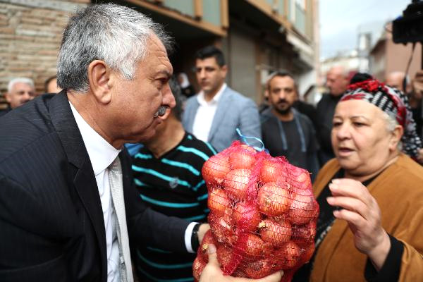 Seyhan Belediye Başkanı, Soğan Fiyatının Yükselmesi Nedeniyle, Kuytu Gelirli Vatandaşa Doğan Dağıttı
