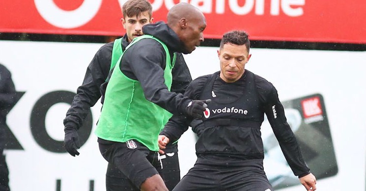 Beşiktaş ’a Adriano Müjdesi!