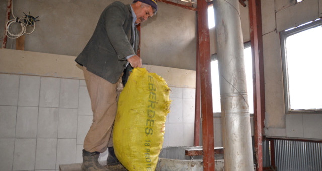 Dağlardan Topladığı Otların Yağını Sıkarak Geçimini Sağlıyor