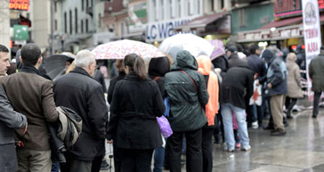 Milli Piyangonun 70 Milyon Liralık Büyük İkramiyesi İçin Nimet Abla Önünde Kuyruklar Oluştu