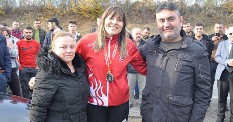 Şennur Demir, Memleketinde Coşkuyla Karşılandı!