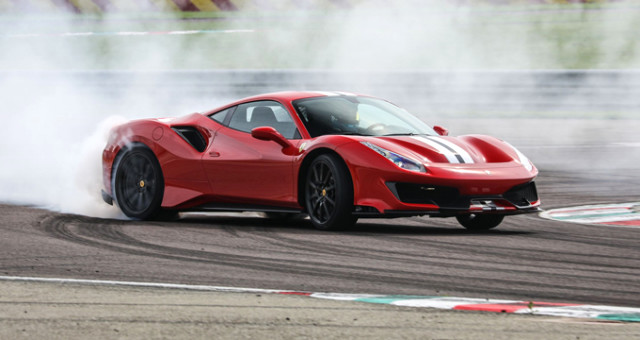 Yılın Süper Otomobili Ferrari 488 Pista Oldu