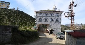 Cami yolun üzerine yapılınca çözümü de böyle buldular