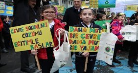 Miniklerin dağıttığı bez çantalar kısa sürede tükendi