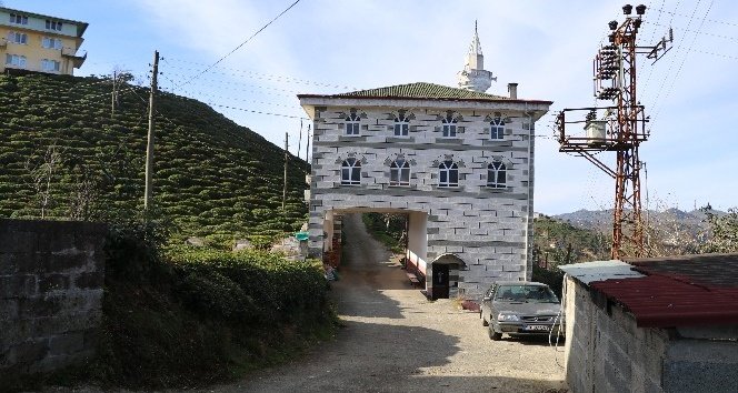 Cami yolun üzerine yapılınca çözümü de böyle buldular