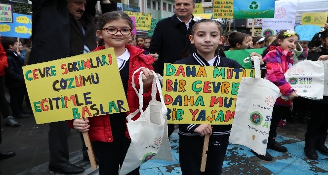 Miniklerin dağıttığı bez çantalar kısa sürede tükendi