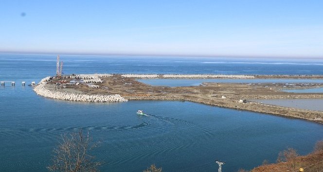 Rize-Artvin Havalimanı'nda 511 günde 17 milyon 600 bin metre küp deniz dolgusu gerçekleştirildi