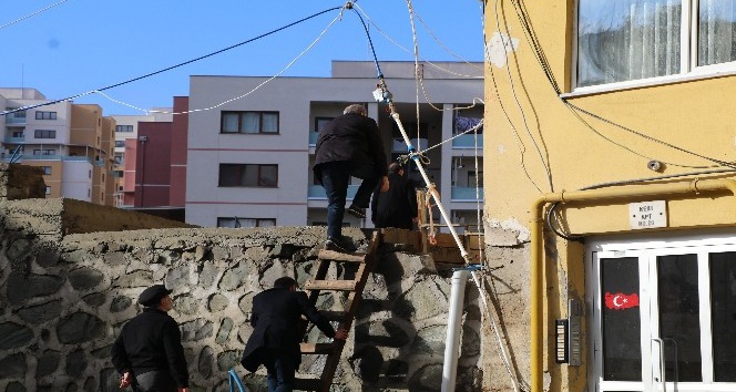 Rize’de çatlamalar sebebiyle terhis edilen 8 katlı binada tahlil çalışmaları başladı