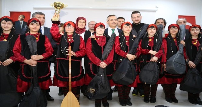 Vali öğrencilere bağlama dağıttı