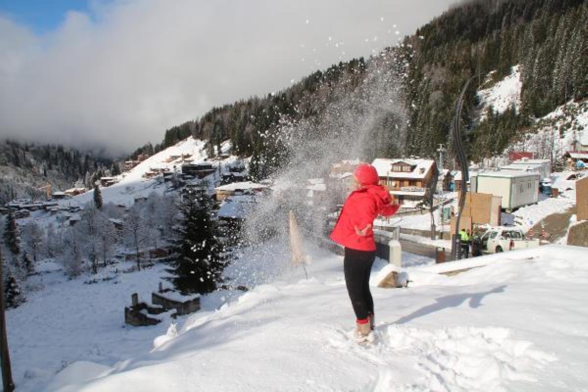 Ayder Yaylası beyaza büründü, tatilciler karın keyfini sürdü