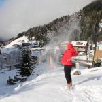 Ayder Yaylası beyaza büründü, tatilciler karın keyfini sürdü