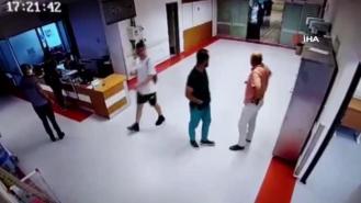 Doktor önlüğü giyip, steteskop takan inşaat işçisi hastanede yakayı ele verdi