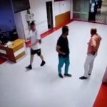 Doktor önlüğü giyip, steteskop takan inşaat işçisi hastanede yakayı ele verdi