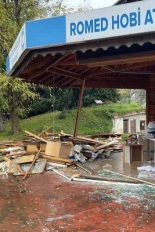 Rize’de otizmli öğrencilerin eğitim gördüğü ahşap hobi atölyesine çarpan araç hasara neden oldu