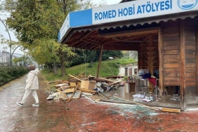 Rize’de otizmli öğrencilerin eğitim gördüğü ahşap hobi atölyesine çarpan araç hasara neden oldu