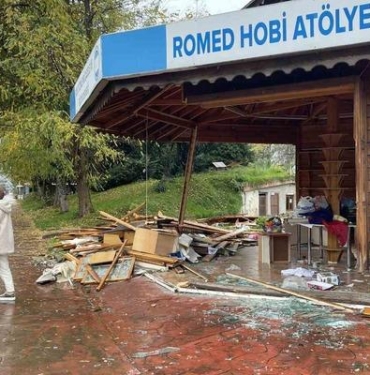 Rize’de otizmli öğrencilerin eğitim gördüğü ahşap hobi atölyesine çarpan araç hasara neden oldu