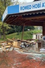 Rize’de otizmli öğrencilerin eğitim gördüğü ahşap hobi atölyesine çarpan araç hasara neden oldu