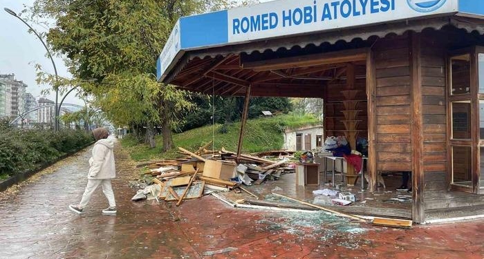 Rize’de otizmli öğrencilerin eğitim gördüğü ahşap hobi atölyesine çarpan araç hasara neden oldu